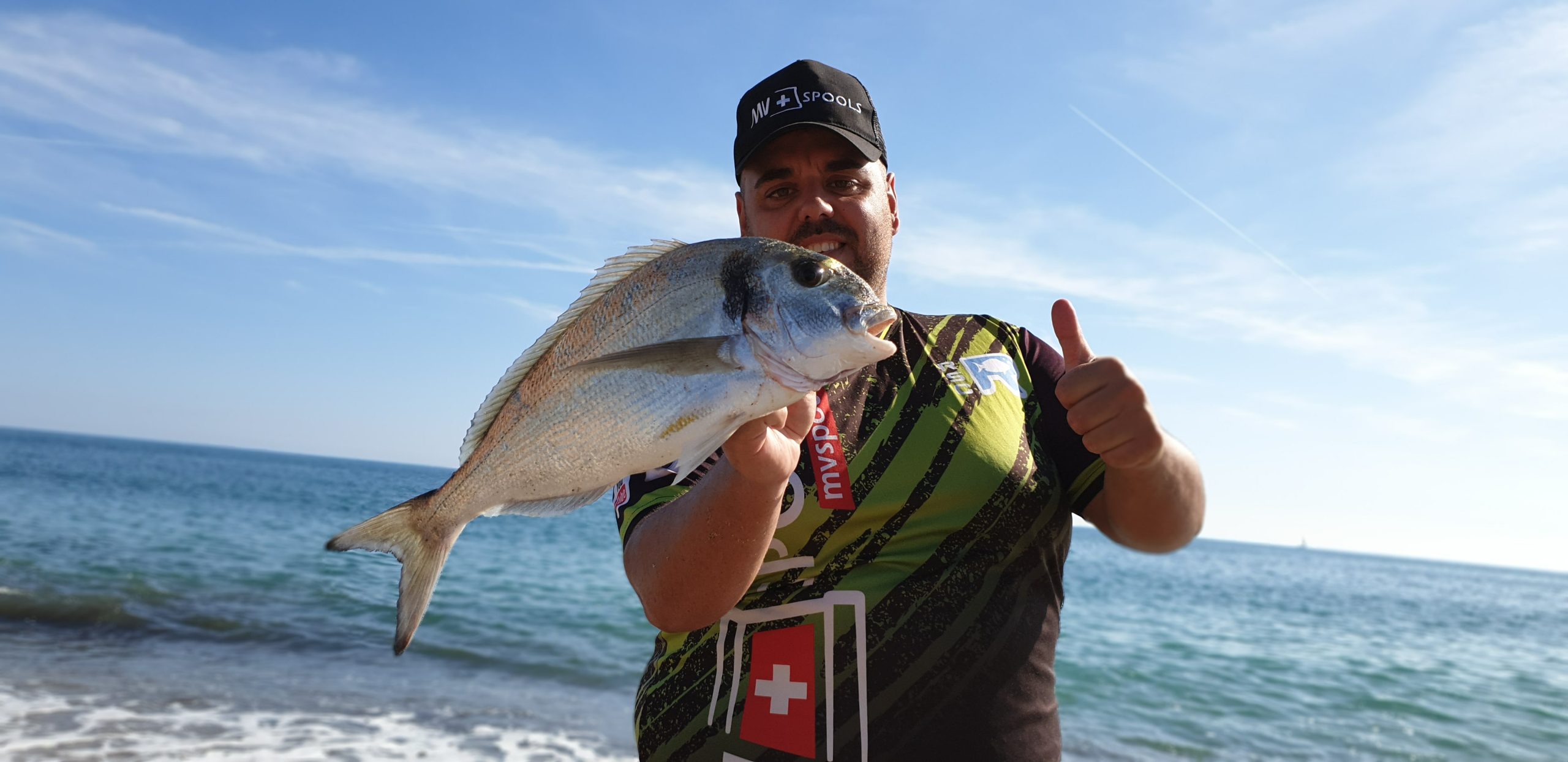 Roberto pescando al atardecer