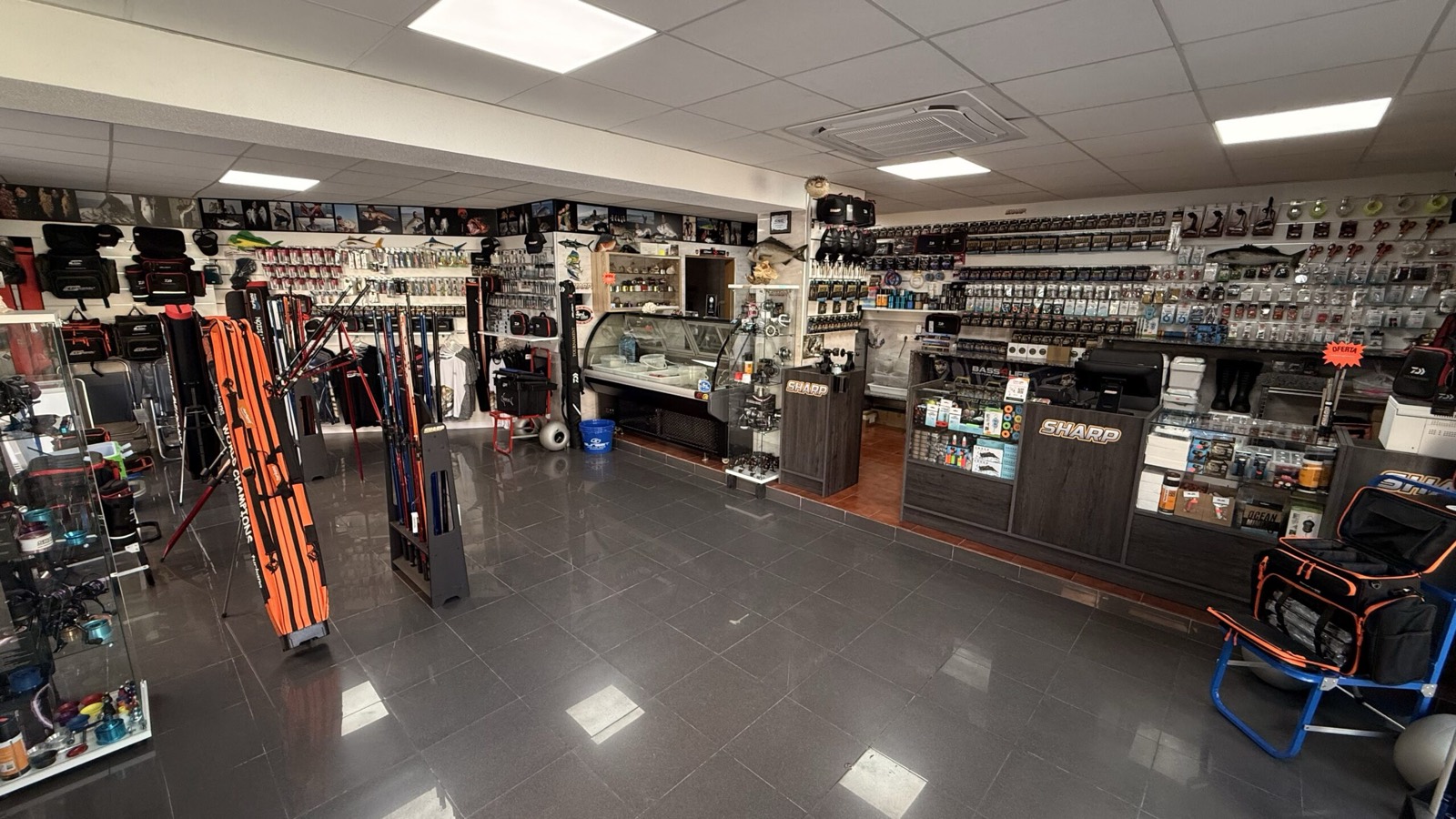 Interior de la tienda física Sharp Fishing en Tarragona